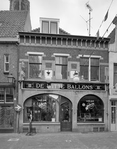 62796 Gezicht op de voorgevel van café-bar De Witte Ballons (Lijnmarkt 10-12) te Utrecht.